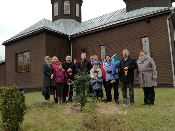Посадка деревьев вокруг церкви в Киевце. ПРП Росы (1).jpg