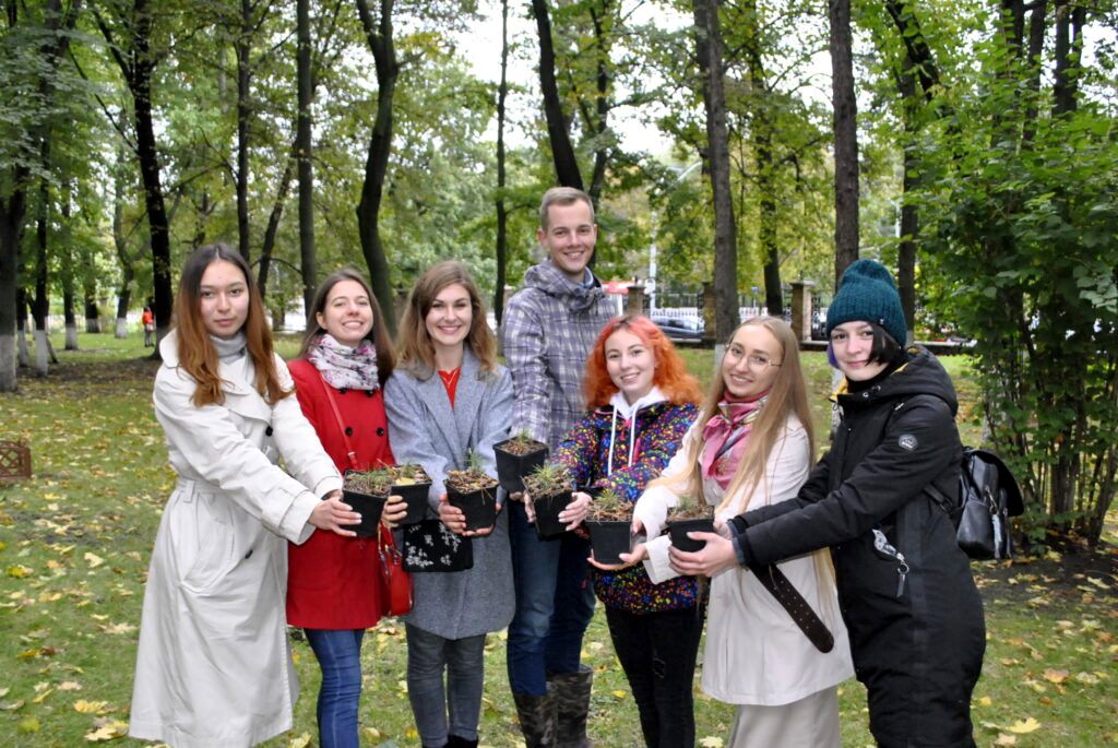 50 сибирских кедров высажено на территории НМУ в Киеве (5).jpg